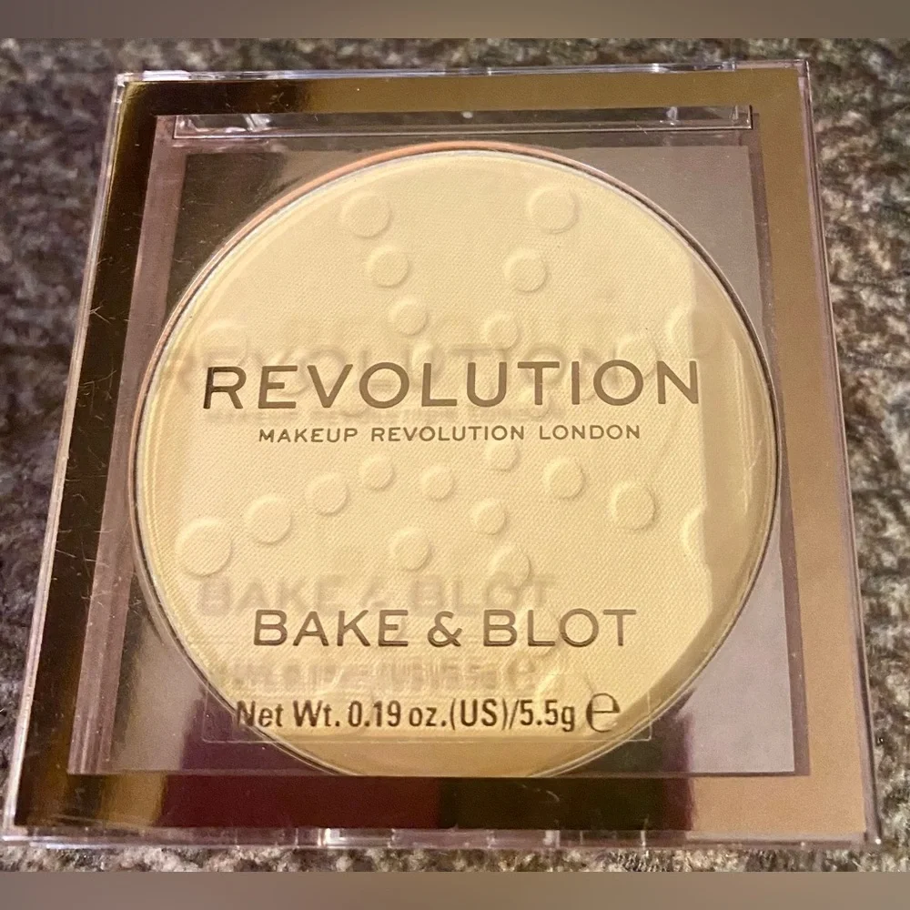 Makeup NWT Revolution Bake & Blot Pressed Powder - BANANA